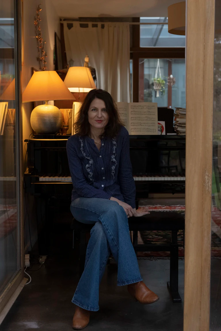 Vanessa Wagner, femme, assise devant son piano
