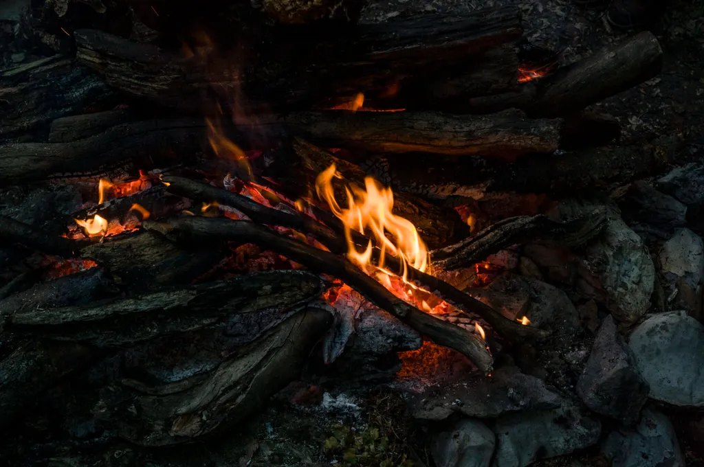 Feu de camp lors d'un bivouac dans le vercors