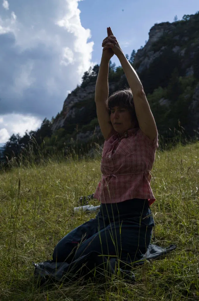 Randonneuse en posture de Yoga avant une randonnée