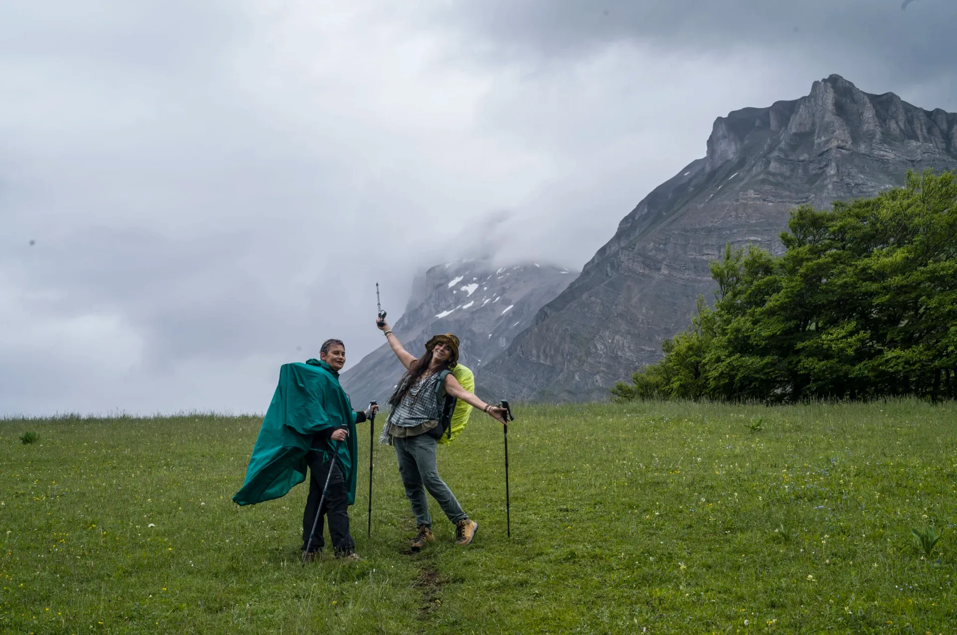 Randonneuses en montagne équipées de bâtons de marche