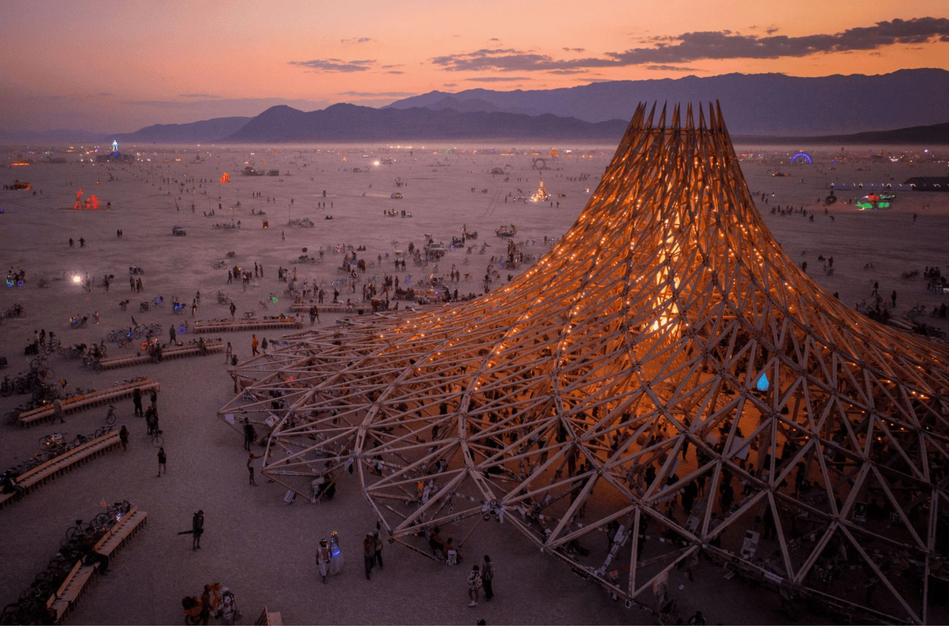 20 triangles de bois convergeant vers le ciel au Nevada, pendant le festival Burning Man